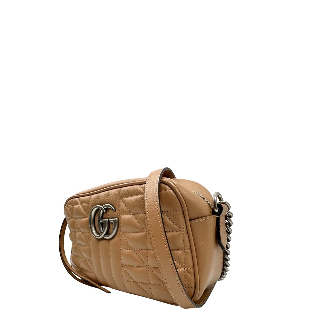 lato Borsa Gucci in pelle matelassè rosa con parti metalliche argentate e doppia G sul front; munita di una tracolla amovibile, di lusso, originale, ottime condizioni, usata. 