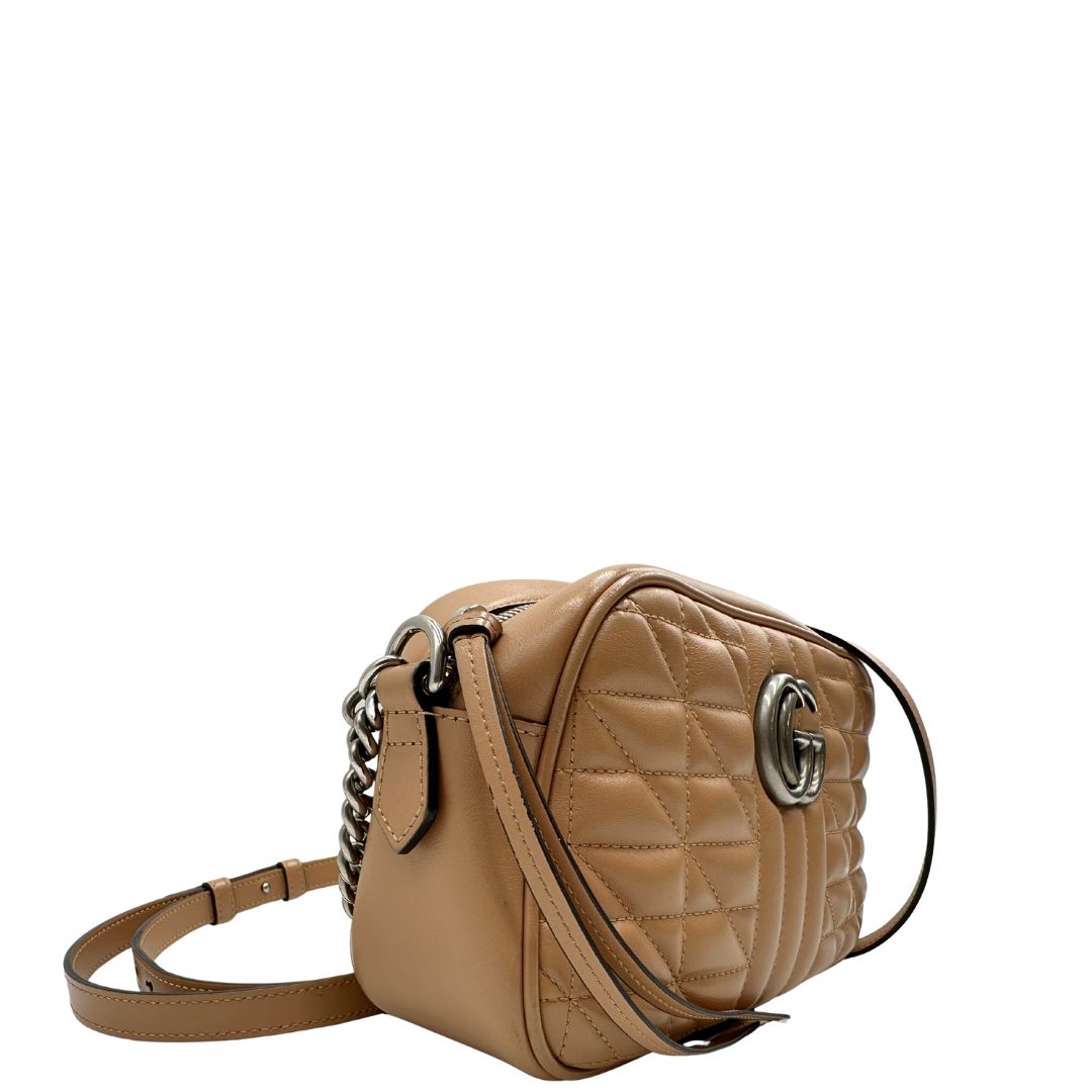 lato Borsa Gucci in pelle matelassè rosa con parti metalliche argentate e doppia G sul front; munita di una tracolla amovibile, di lusso, originale, ottime condizioni, usata. 