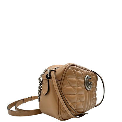 lato Borsa Gucci in pelle matelassè rosa con parti metalliche argentate e doppia G sul front; munita di una tracolla amovibile, di lusso, originale, ottime condizioni, usata. 