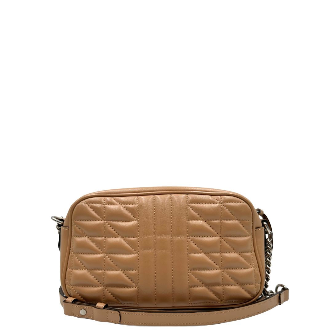 retro Borsa Gucci in pelle matelassè rosa con parti metalliche argentate e doppia G sul front; munita di una tracolla amovibile, di lusso, originale, ottime condizioni, usata. 