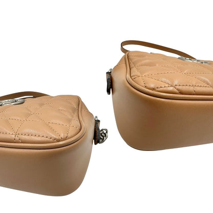 angoli Borsa Gucci in pelle matelassè rosa con parti metalliche argentate e doppia G sul front; munita di una tracolla amovibile, di lusso, originale, ottime condizioni, usata. 