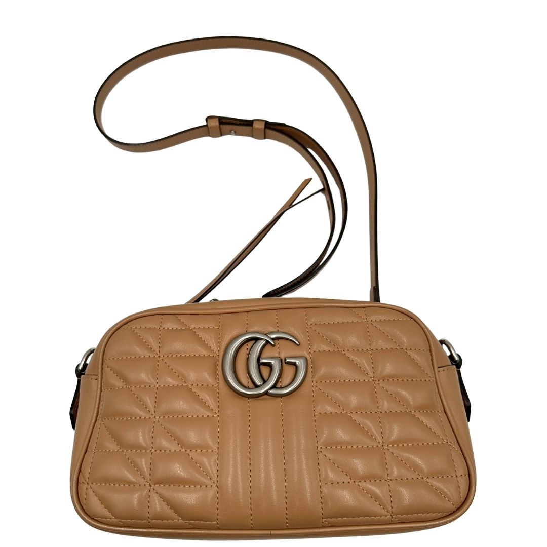 front Borsa Gucci in pelle matelassè rosa con parti metalliche argentate e doppia G sul front; munita di una tracolla amovibile, di lusso, originale, ottime condizioni, usata. 