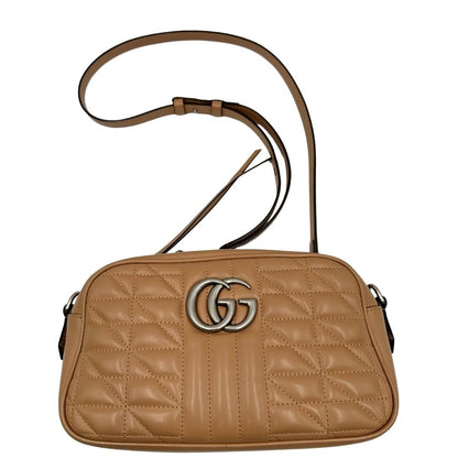 front Borsa Gucci in pelle matelassè rosa con parti metalliche argentate e doppia G sul front; munita di una tracolla amovibile, di lusso, originale, ottime condizioni, usata. 