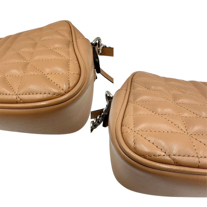 angoli Borsa Gucci in pelle matelassè rosa con parti metalliche argentate e doppia G sul front; munita di una tracolla amovibile, di lusso, originale, ottime condizioni, usata. 