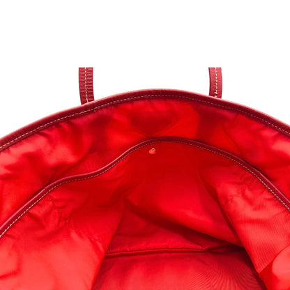 Interno di una Borsa Prada in nylon rosso con parti metalliche dorate e finiture in pelle tono su tono, munita di doppi manici, indossabile a spalla. Completa di dustbag. Originale, usata, di lusso, in ottime condizioni.