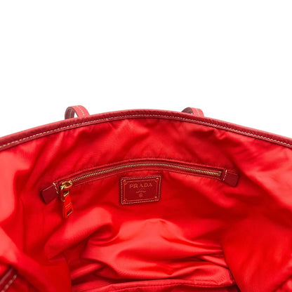 Tasca interna di una Borsa Prada in nylon rosso con parti metalliche dorate e finiture in pelle tono su tono, munita di doppi manici, indossabile a spalla. Completa di dustbag. Originale, usata, di lusso, in ottime condizioni.