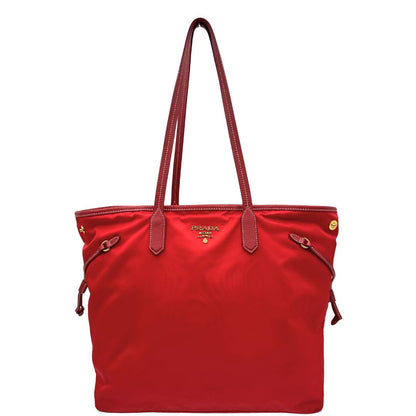 Front di una Borsa Prada in nylon rosso con parti metalliche dorate e finiture in pelle tono su tono, munita di doppi manici, indossabile a spalla. Completa di dustbag. Originale, usata, di lusso, in ottime condizioni.