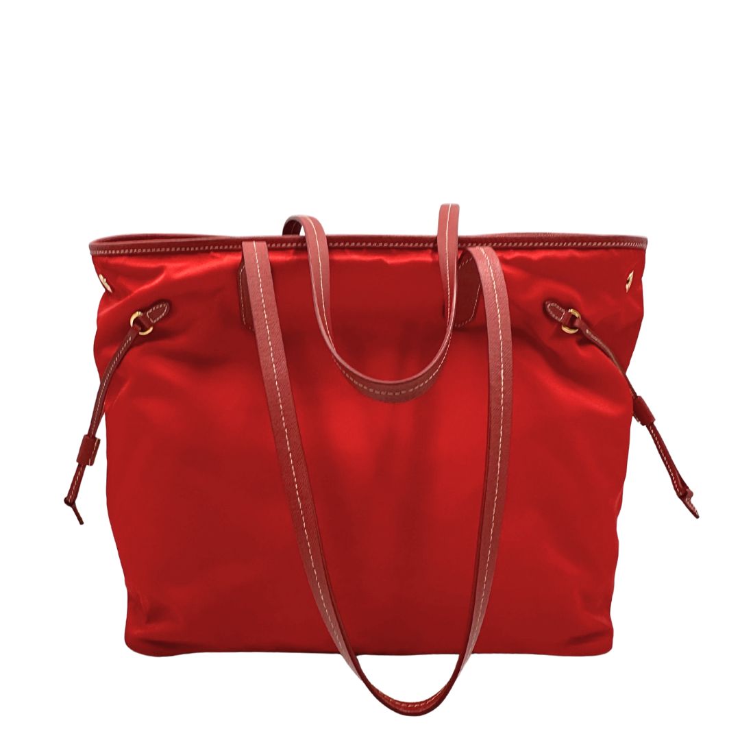 Retro di una Borsa Prada in nylon rosso con parti metalliche dorate e finiture in pelle tono su tono, munita di doppi manici, indossabile a spalla. Completa di dustbag. Originale, usata, di lusso, in ottime condizioni.