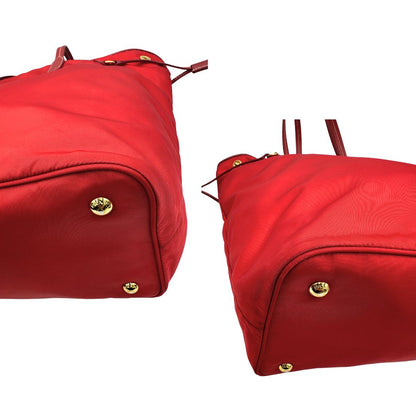 Angoli di una Borsa Prada in nylon rosso con parti metalliche dorate e finiture in pelle tono su tono, munita di doppi manici, indossabile a spalla. Completa di dustbag. Originale, usata, di lusso, in ottime condizioni.