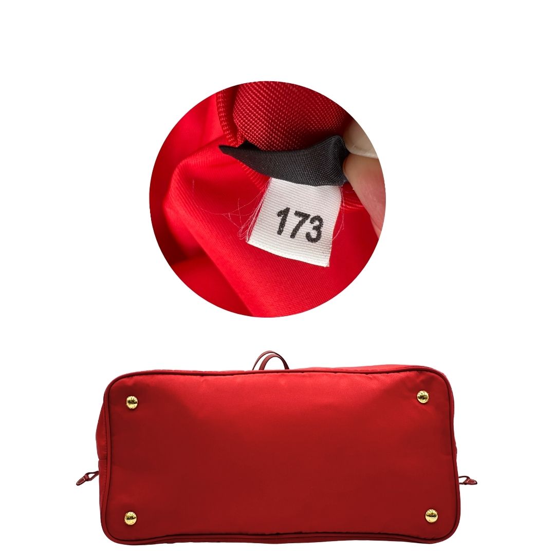 Base di una Borsa Prada in nylon rosso con parti metalliche dorate e finiture in pelle tono su tono, munita di doppi manici, indossabile a spalla. Completa di dustbag. Originale, usata, di lusso, in ottime condizioni.