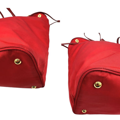 Angoli di una Borsa Prada in nylon rosso con parti metalliche dorate e finiture in pelle tono su tono, munita di doppi manici, indossabile a spalla. Completa di dustbag. Originale, usata, di lusso, in ottime condizioni.