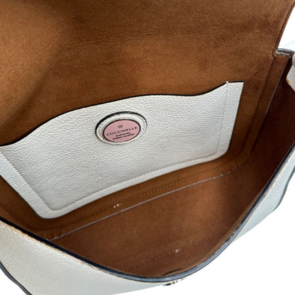 interno  Borsa Coccinelle in pelle martellata bianca con parti metalliche argentate; munita di una tracolla regolabile. Completa di dustbag, di lusso, originale, ottime condizioni, usata. 