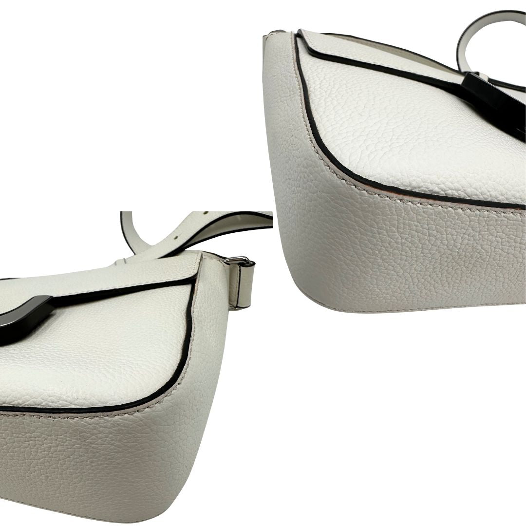 angoli  Borsa Coccinelle in pelle martellata bianca con parti metalliche argentate; munita di una tracolla regolabile. Completa di dustbag, di lusso, originale, ottime condizioni, usata. 