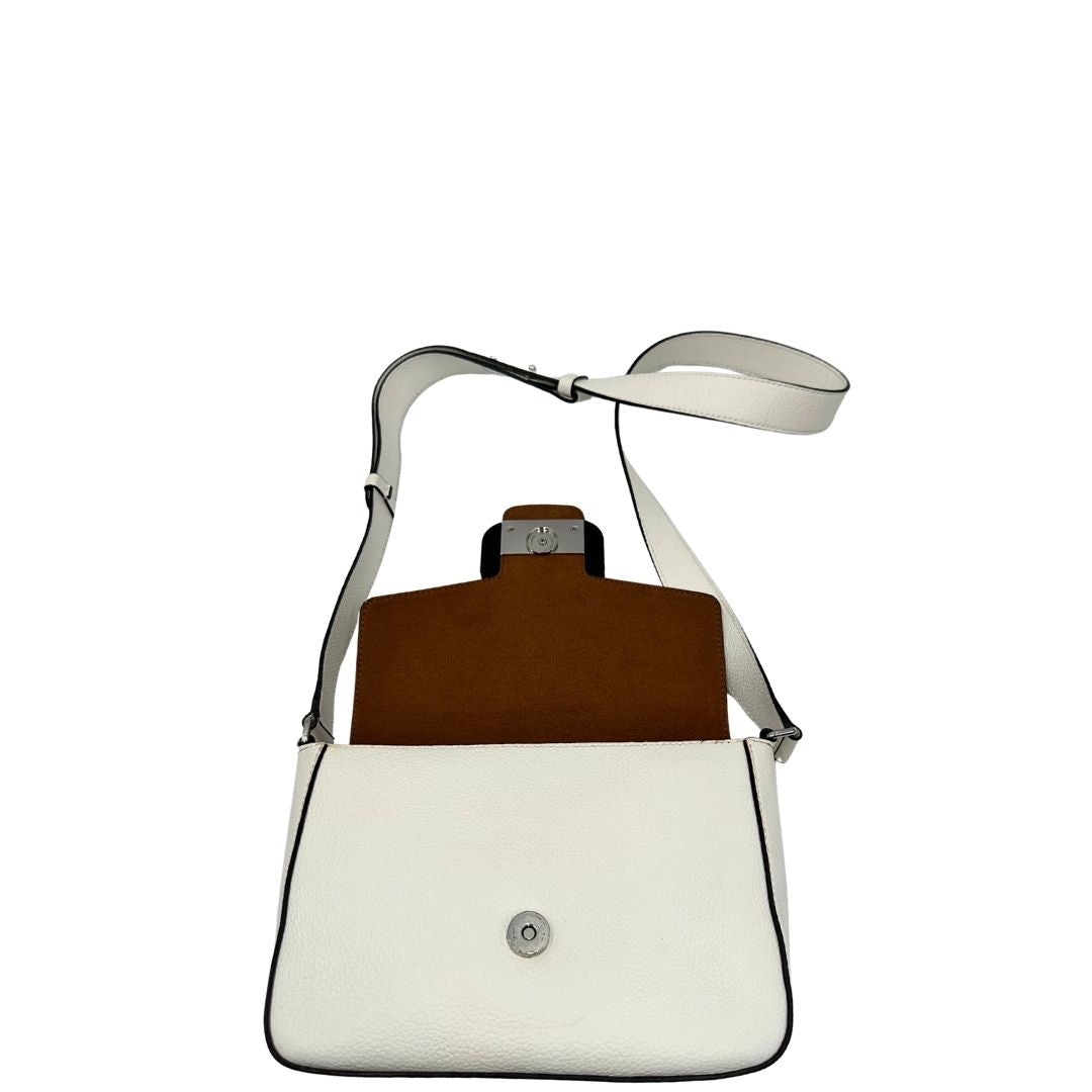 chiusura  Borsa Coccinelle in pelle martellata bianca con parti metalliche argentate; munita di una tracolla regolabile. Completa di dustbag, di lusso, originale, ottime condizioni, usata. 