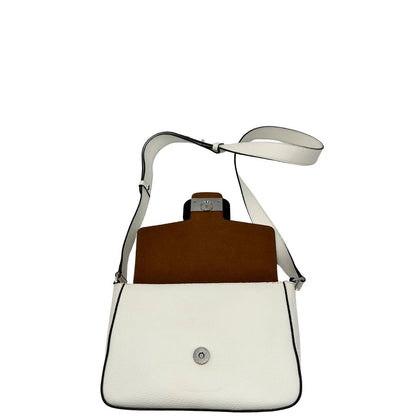 chiusura  Borsa Coccinelle in pelle martellata bianca con parti metalliche argentate; munita di una tracolla regolabile. Completa di dustbag, di lusso, originale, ottime condizioni, usata. 