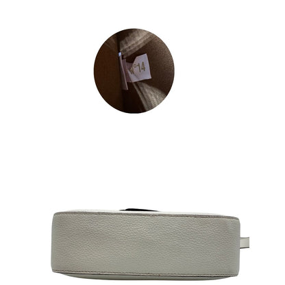 base  Borsa Coccinelle in pelle martellata bianca con parti metalliche argentate; munita di una tracolla regolabile. Completa di dustbag, di lusso, originale, ottime condizioni, usata. 