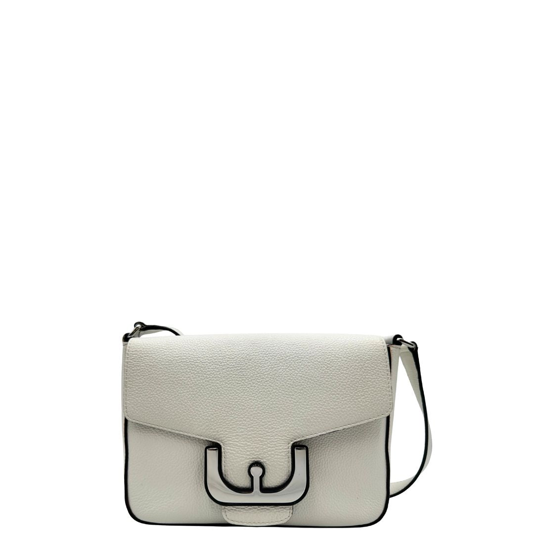 front  Borsa Coccinelle in pelle martellata bianca con parti metalliche argentate; munita di una tracolla regolabile. Completa di dustbag, di lusso, originale, ottime condizioni, usata. 