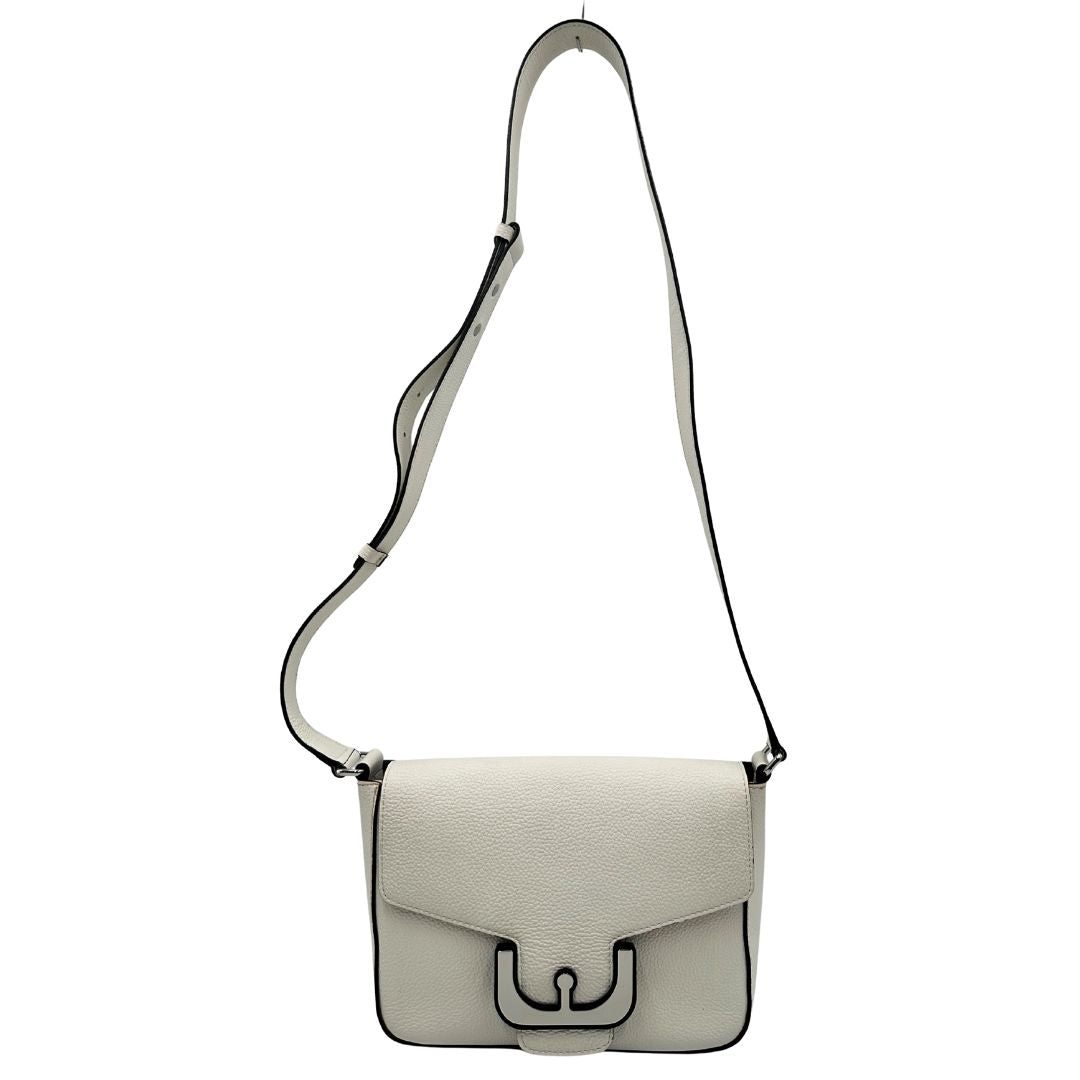 front  Borsa Coccinelle in pelle martellata bianca con parti metalliche argentate; munita di una tracolla regolabile. Completa di dustbag, di lusso, originale, ottime condizioni, usata.