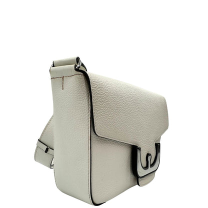 lato  Borsa Coccinelle in pelle martellata bianca con parti metalliche argentate; munita di una tracolla regolabile. Completa di dustbag, di lusso, originale, ottime condizioni, usata. 