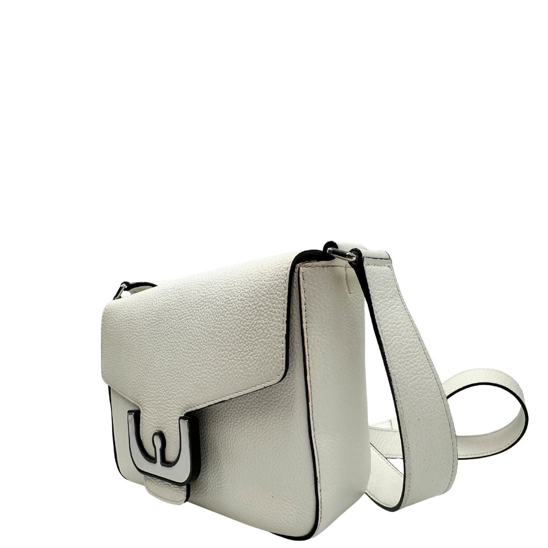 lato  Borsa Coccinelle in pelle martellata bianca con parti metalliche argentate; munita di una tracolla regolabile. Completa di dustbag, di lusso, originale, ottime condizioni, usata. 