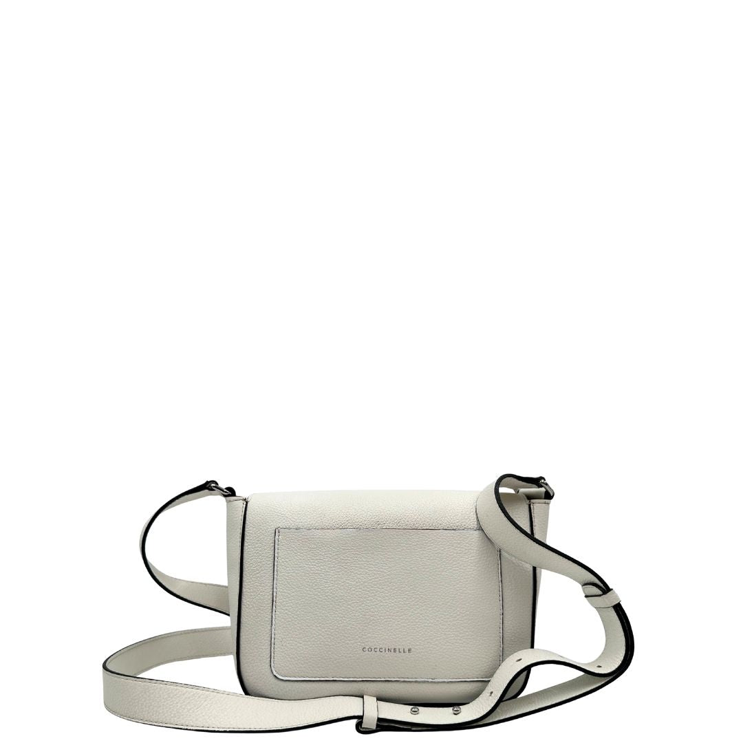 retro  Borsa Coccinelle in pelle martellata bianca con parti metalliche argentate; munita di una tracolla regolabile. Completa di dustbag, di lusso, originale, ottime condizioni, usata. 