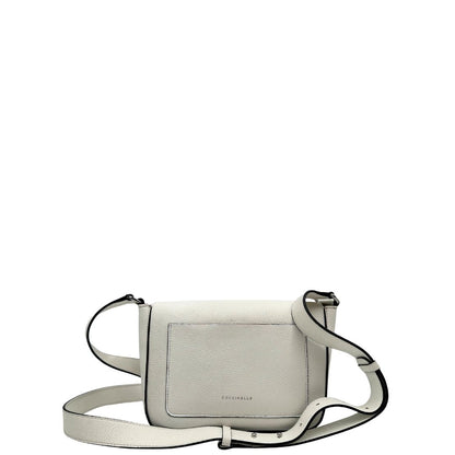 retro  Borsa Coccinelle in pelle martellata bianca con parti metalliche argentate; munita di una tracolla regolabile. Completa di dustbag, di lusso, originale, ottime condizioni, usata. 