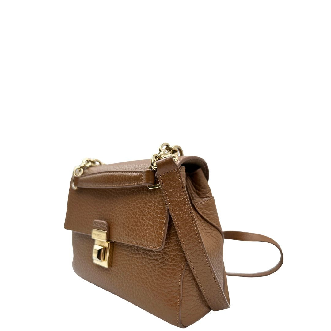 lato  Borsa Furla in pelle martellata marrone e parti metalliche dorate; munita di un manico singolo e una tracolla regolabile. Completa di dustbag, di lusso, originale, ottime condizioni, usata. 