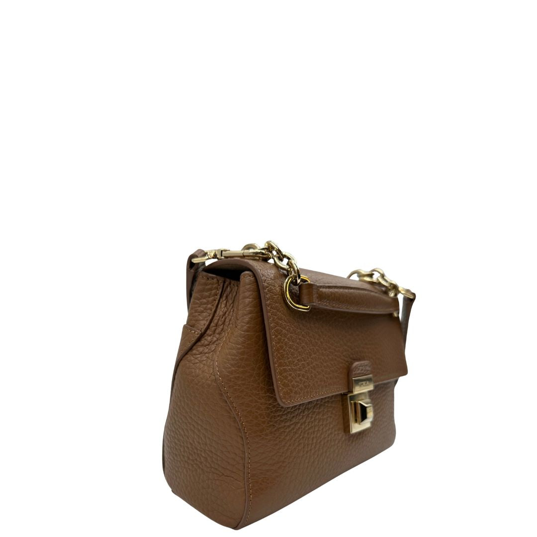 lato  Borsa Furla in pelle martellata marrone e parti metalliche dorate; munita di un manico singolo e una tracolla regolabile. Completa di dustbag, di lusso, originale, ottime condizioni, usata. 