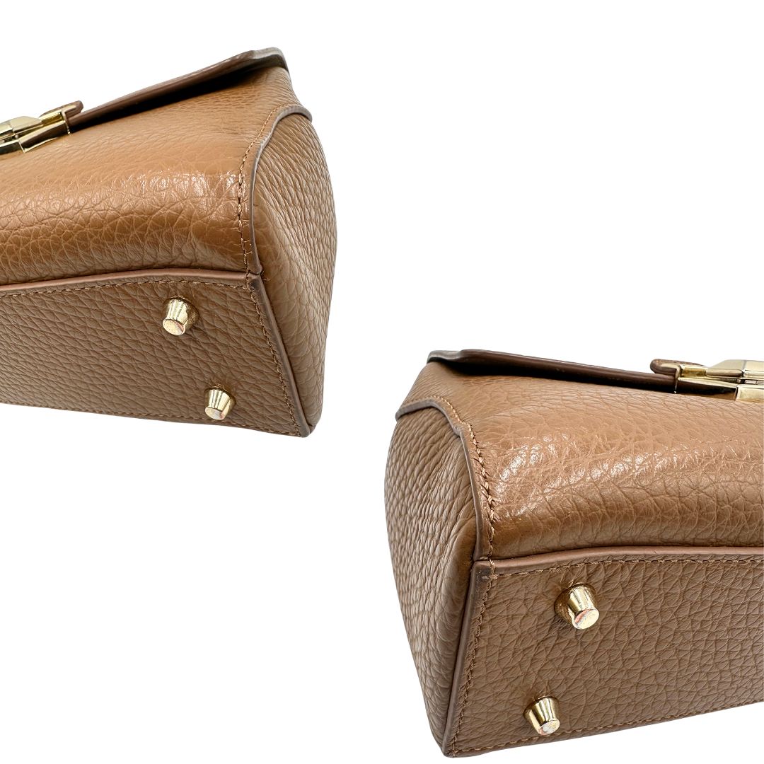 angoli  Borsa Furla in pelle martellata marrone e parti metalliche dorate; munita di un manico singolo e una tracolla regolabile. Completa di dustbag, di lusso, originale, ottime condizioni, usata. 