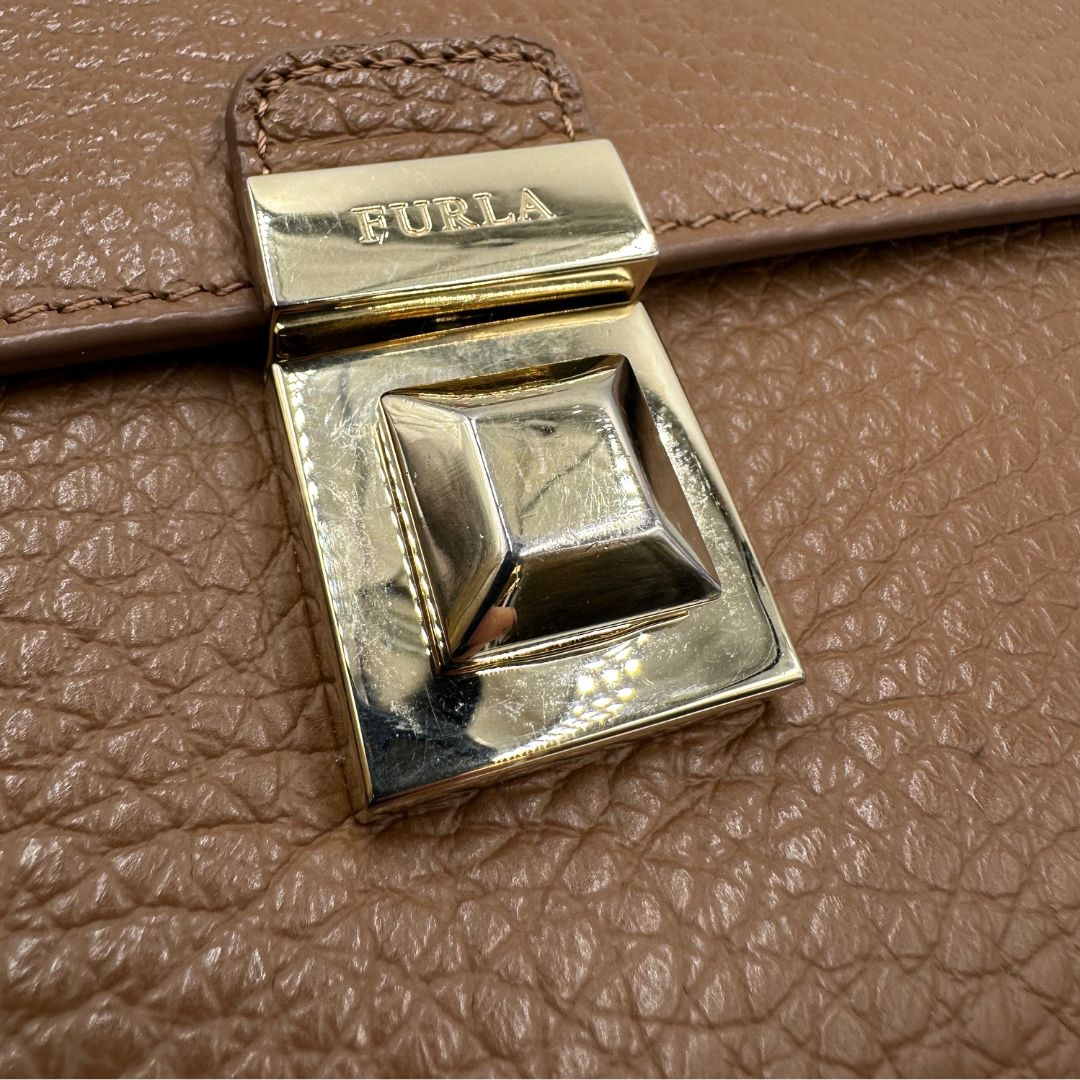 chiusura v  Borsa Furla in pelle martellata marrone e parti metalliche dorate; munita di un manico singolo e una tracolla regolabile. Completa di dustbag, di lusso, originale, ottime condizioni, usata.