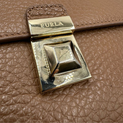 chiusura v  Borsa Furla in pelle martellata marrone e parti metalliche dorate; munita di un manico singolo e una tracolla regolabile. Completa di dustbag, di lusso, originale, ottime condizioni, usata.
