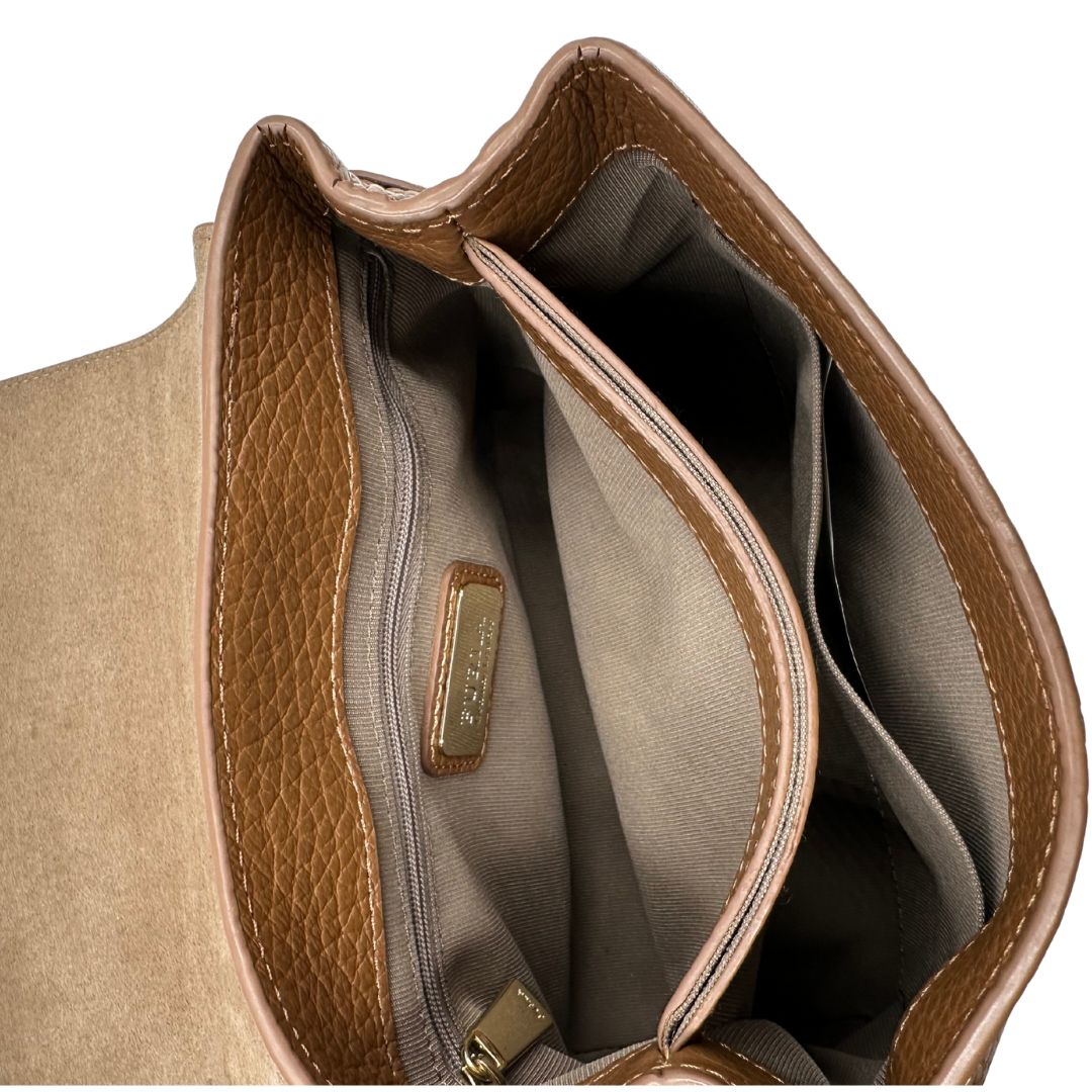 interno  Borsa Furla in pelle martellata marrone e parti metalliche dorate; munita di un manico singolo e una tracolla regolabile. Completa di dustbag, di lusso, originale, ottime condizioni, usata. 