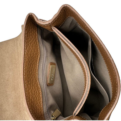 interno  Borsa Furla in pelle martellata marrone e parti metalliche dorate; munita di un manico singolo e una tracolla regolabile. Completa di dustbag, di lusso, originale, ottime condizioni, usata. 