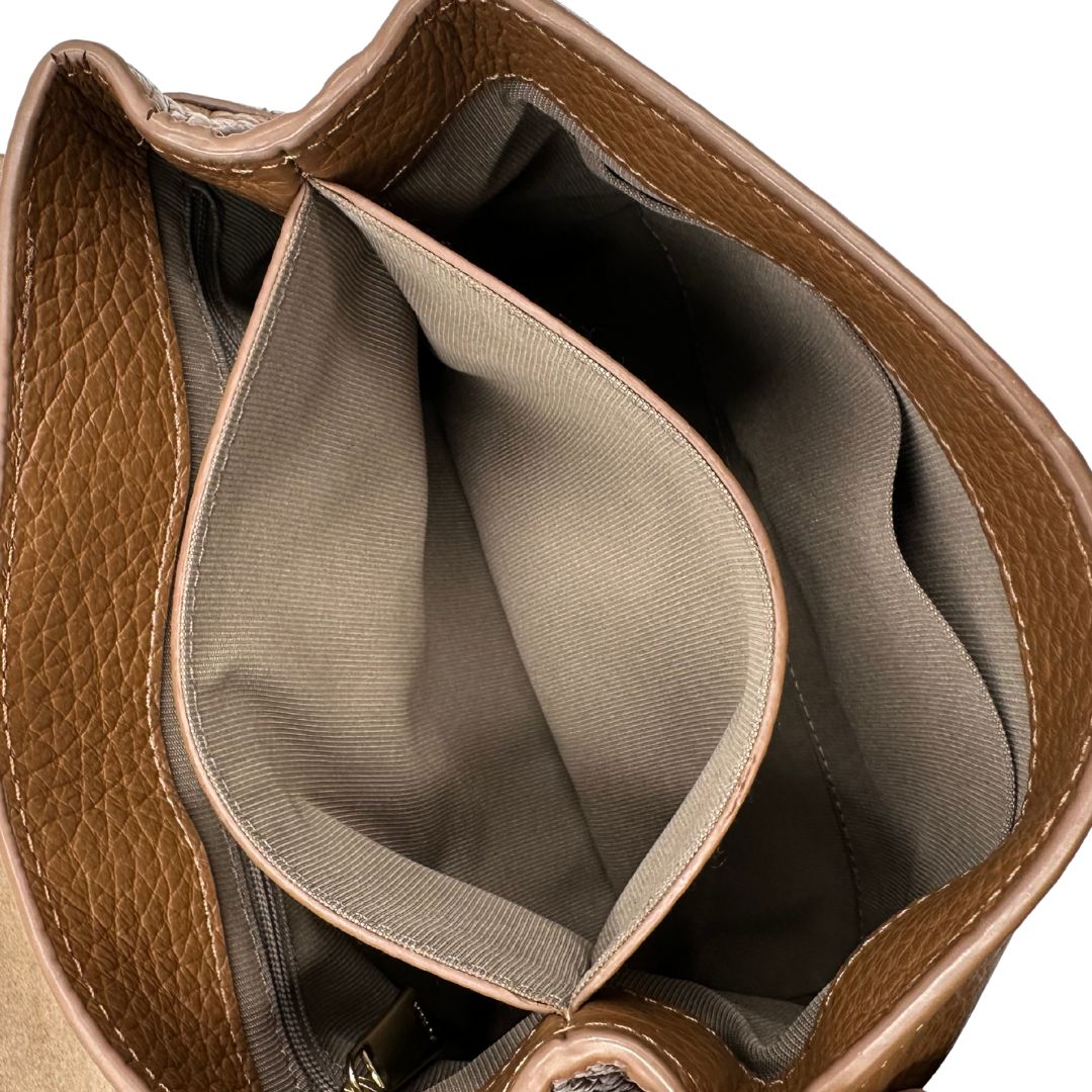 interno  Borsa Furla in pelle martellata marrone e parti metalliche dorate; munita di un manico singolo e una tracolla regolabile. Completa di dustbag, di lusso, originale, ottime condizioni, usata. 