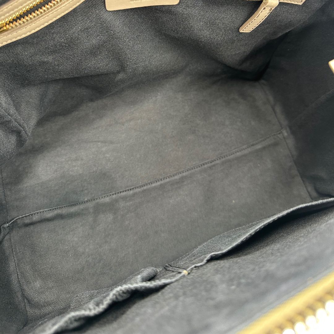 interno Borsa Antigona Givenchy in pelle color fango con manici trama animalier e parti metalliche dorate; munita di manici stondati e un manico amovibile, di lusso, originale, ottime condizioni, usata. 