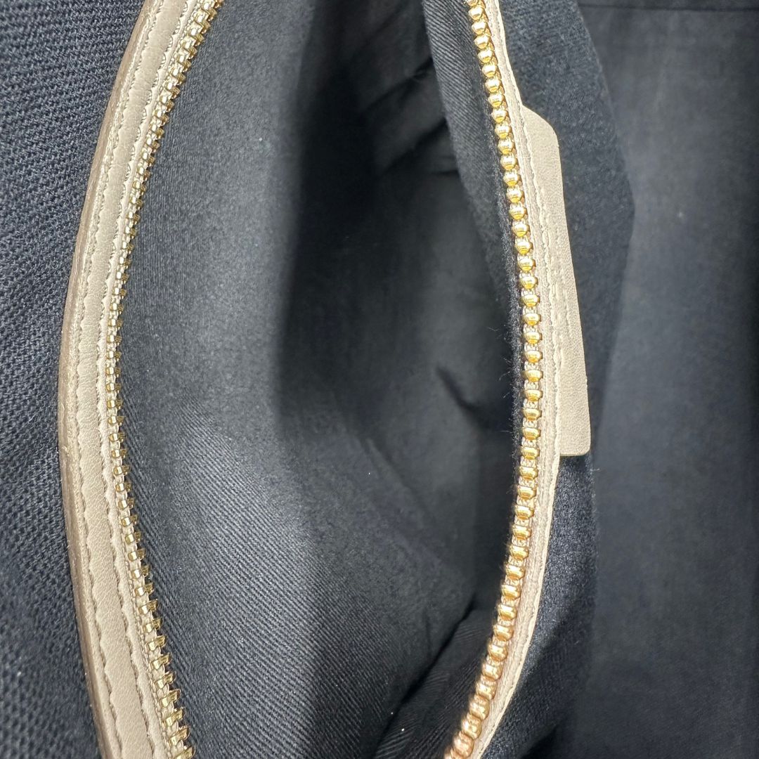 interno Borsa Antigona Givenchy in pelle color fango con manici trama animalier e parti metalliche dorate; munita di manici stondati e un manico amovibile, di lusso, originale, ottime condizioni, usata.