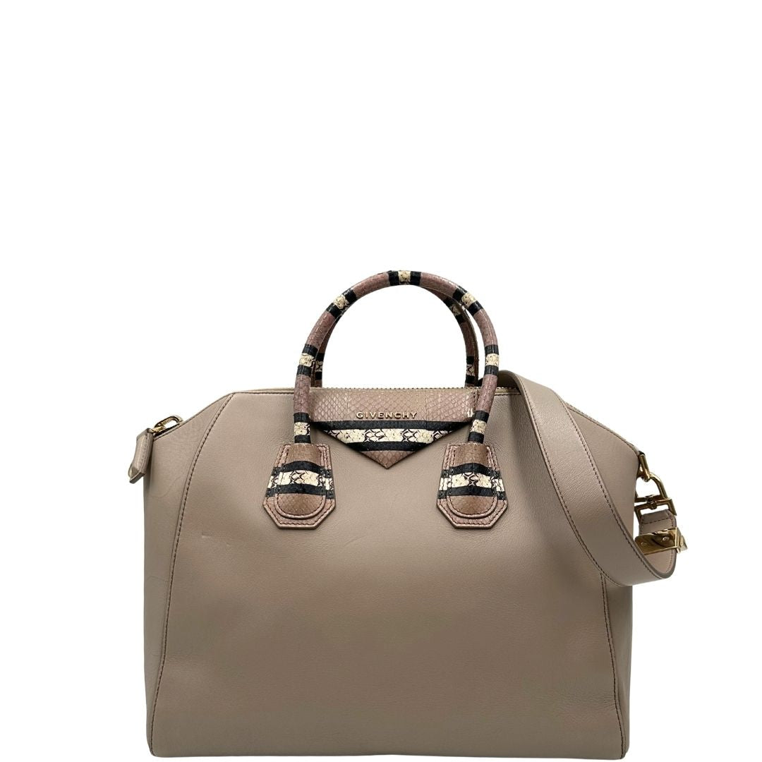 front Borsa Antigona Givenchy in pelle color fango con manici trama animalier e parti metalliche dorate; munita di manici stondati e un manico amovibile, di lusso, originale, ottime condizioni, usata. 
