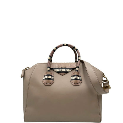 front Borsa Antigona Givenchy in pelle color fango con manici trama animalier e parti metalliche dorate; munita di manici stondati e un manico amovibile, di lusso, originale, ottime condizioni, usata. 