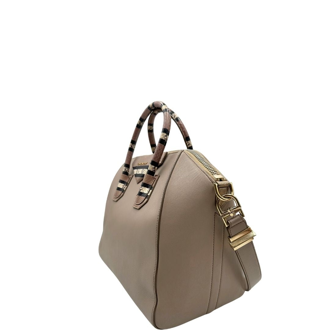 lato Borsa Antigona Givenchy in pelle color fango con manici trama animalier e parti metalliche dorate; munita di manici stondati e un manico amovibile, di lusso, originale, ottime condizioni, usata. 