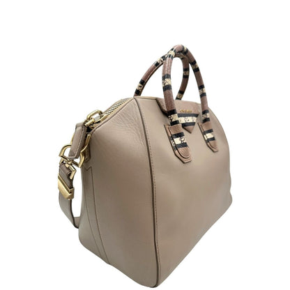 
lato Borsa Antigona Givenchy in pelle color fango con manici trama animalier e parti metalliche dorate; munita di manici stondati e un manico amovibile, di lusso, originale, ottime condizioni, usata. 