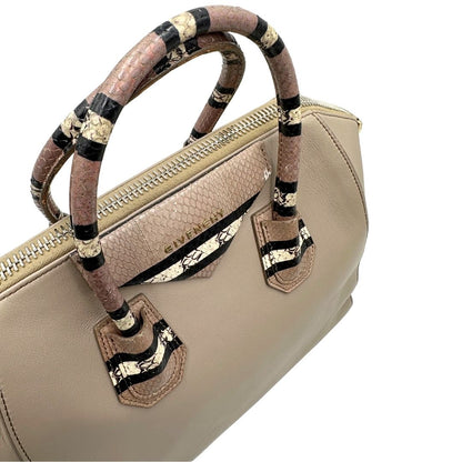manici Borsa Antigona Givenchy in pelle color fango con manici trama animalier e parti metalliche dorate; munita di manici stondati e un manico amovibile, di lusso, originale, ottime condizioni, usata. 