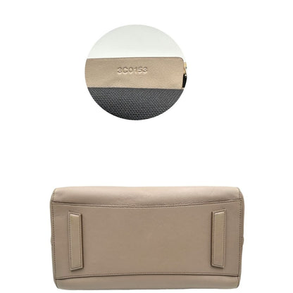 base Borsa Antigona Givenchy in pelle color fango con manici trama animalier e parti metalliche dorate; munita di manici stondati e un manico amovibile, di lusso, originale, ottime condizioni, usata. 