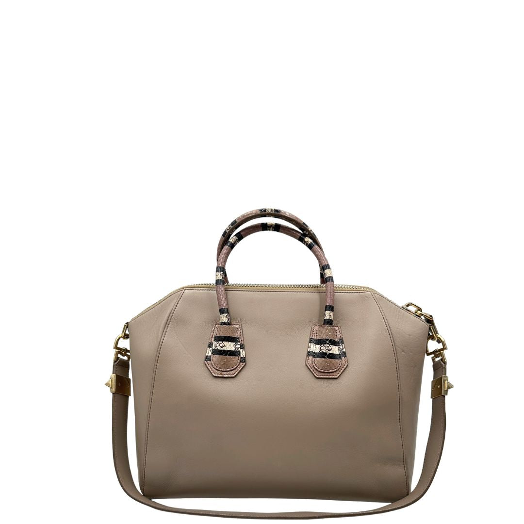 retro  Borsa Antigona Givenchy in pelle color fango con manici trama animalier e parti metalliche dorate; munita di manici stondati e un manico amovibile, di lusso, originale, ottime condizioni, usata.