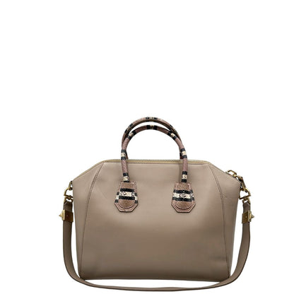 retro  Borsa Antigona Givenchy in pelle color fango con manici trama animalier e parti metalliche dorate; munita di manici stondati e un manico amovibile, di lusso, originale, ottime condizioni, usata.