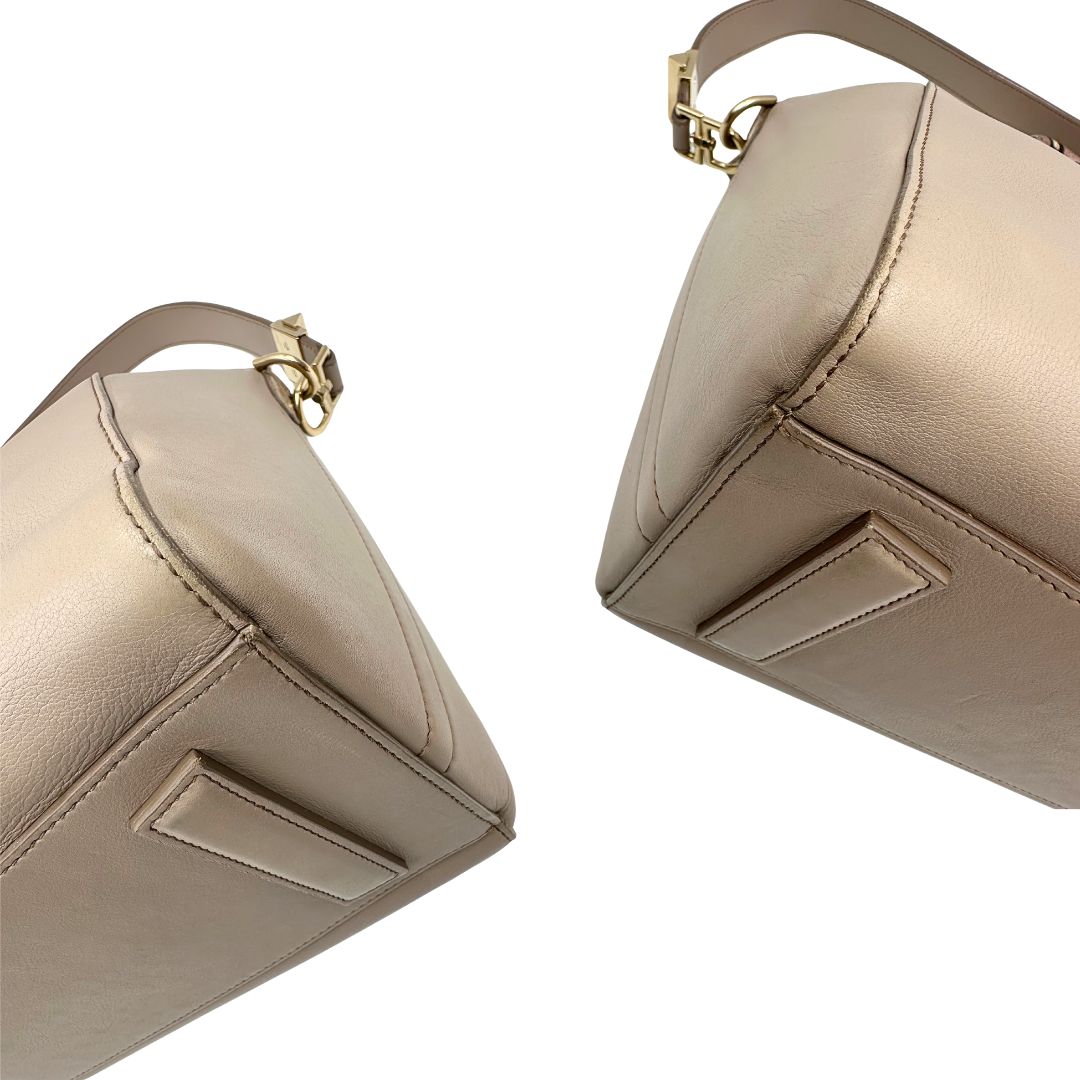 angoli Borsa Antigona Givenchy in pelle color fango con manici trama animalier e parti metalliche dorate; munita di manici stondati e un manico amovibile, di lusso, originale, ottime condizioni, usata. 