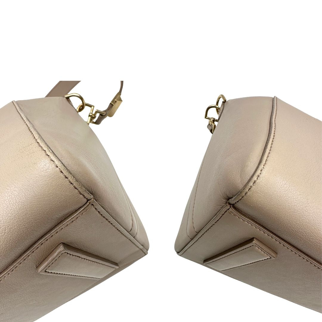 angoli Borsa Antigona Givenchy in pelle color fango con manici trama animalier e parti metalliche dorate; munita di manici stondati e un manico amovibile, di lusso, originale, ottime condizioni, usata. 