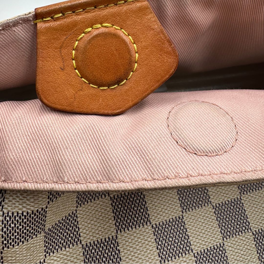 chiusura Borsa Louis Vuitton in canvas damier azur con finiture in vacchetta naturale e parti metalliche dorate; munita di un manico singolo, indossabile a spalla, di lusso, originale, ottime condizioni, usata. 