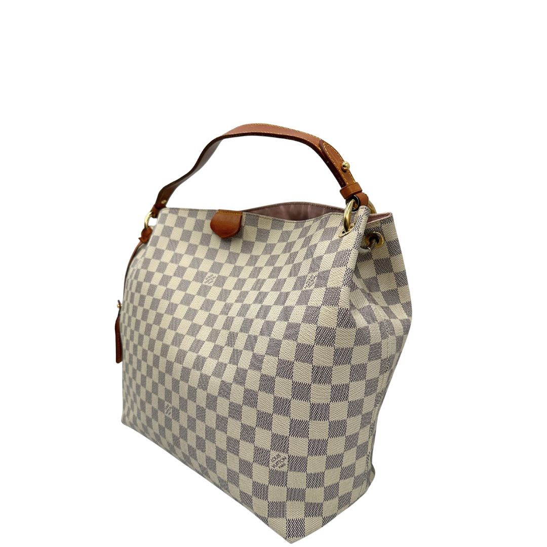 lato Borsa Louis Vuitton in canvas damier azur con finiture in vacchetta naturale e parti metalliche dorate; munita di un manico singolo, indossabile a spalla, di lusso, originale, ottime condizioni, usata. 