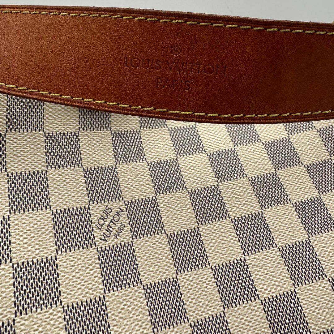 Borsa Louis Vuitton in canvas damier azur con finiture in vacchetta naturale e parti metalliche dorate; munita di un manico singolo, indossabile a spalla, di lusso, originale, ottime condizioni, usata. 