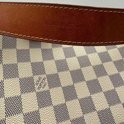 Borsa Louis Vuitton in canvas damier azur con finiture in vacchetta naturale e parti metalliche dorate; munita di un manico singolo, indossabile a spalla, di lusso, originale, ottime condizioni, usata. 